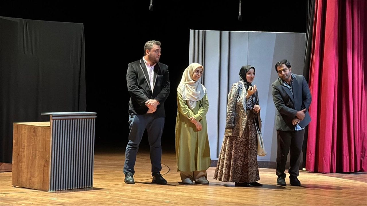 Sultanbeyli'de Kent Tiyatrosu Kuruluyor: 'Bizim Evin Hikayesi' Sahnelendi