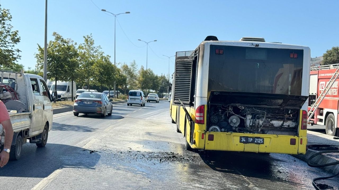 Sultangazi'de İETT Otobüsünde Çıkan Yangın Kontrol Altına Alındı