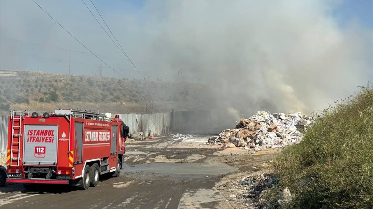 Sultangazi'de Katı Atık Toplama Alanında Yangın Söndürüldü