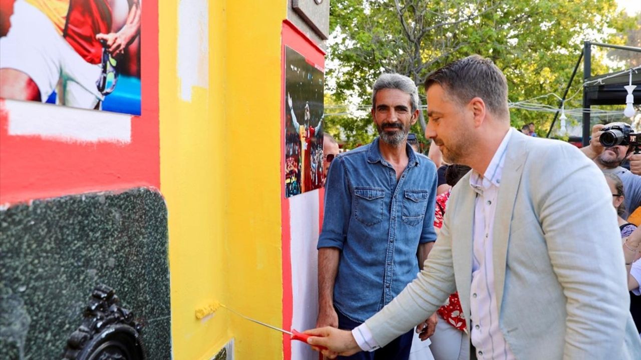 Taraftar Çeşmesi Galatasaray'ın Renkleriyle Süsleniyor