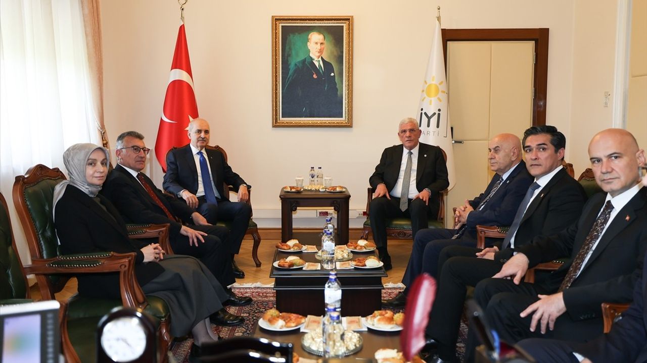 TBMM Başkanı Kurtulmuş, İYİ Parti'yi Ziyaret Etti: 'Terörsüz Türkiye' Çalışmaları Hakkında Bilgiler Verdi