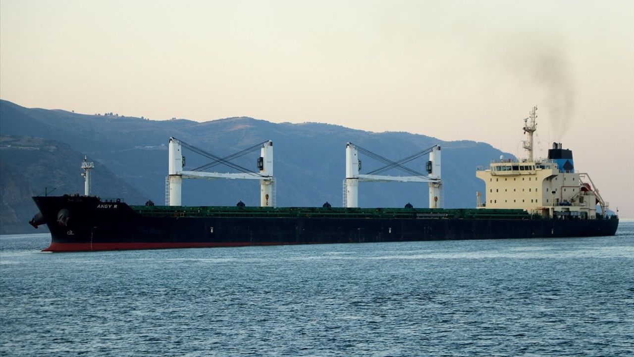 Tekirdağ Açıklarında Karaya Oturan Gemide İnceleme Devam Ediyor