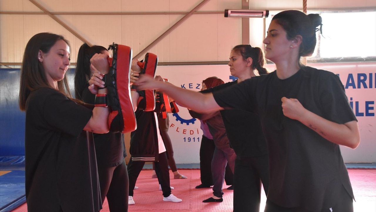 Tekirdağ'da 20 Kadın Yakın Dövüş Kursunu Tamamladı