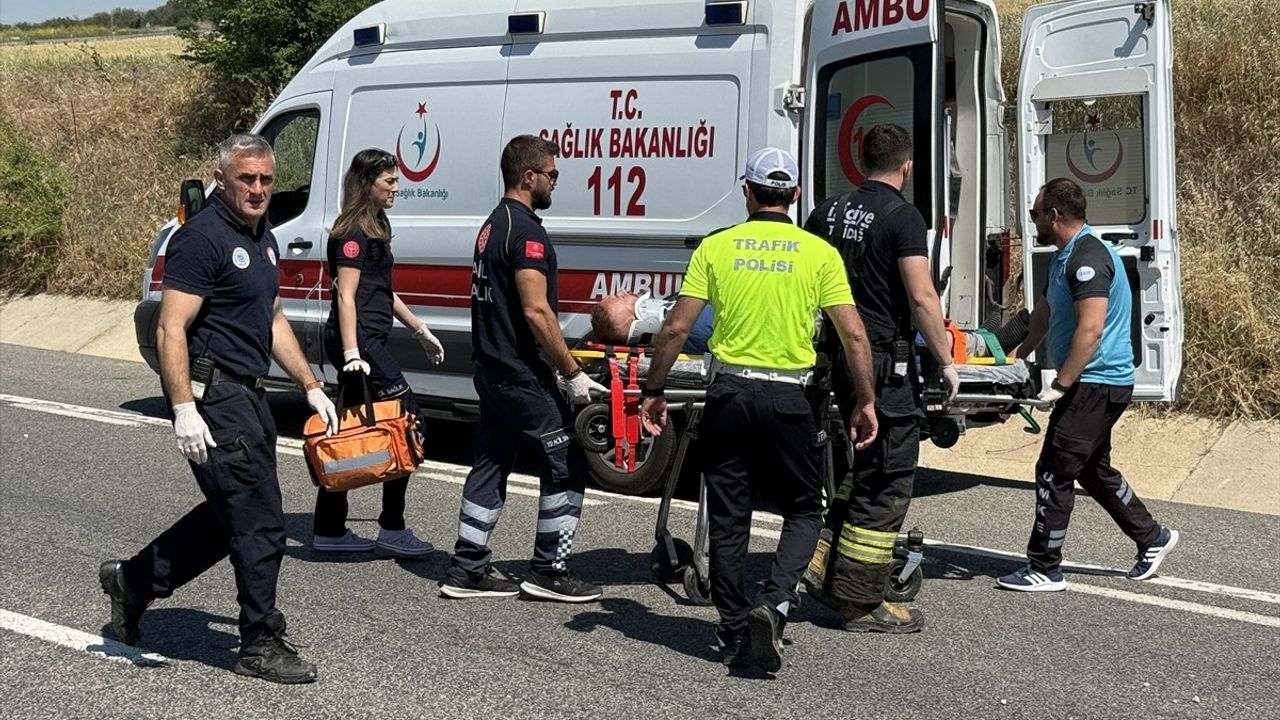 Tekirdağ'da Devrilen Tırın Sürücüsü Hastaneye Kaldırıldı