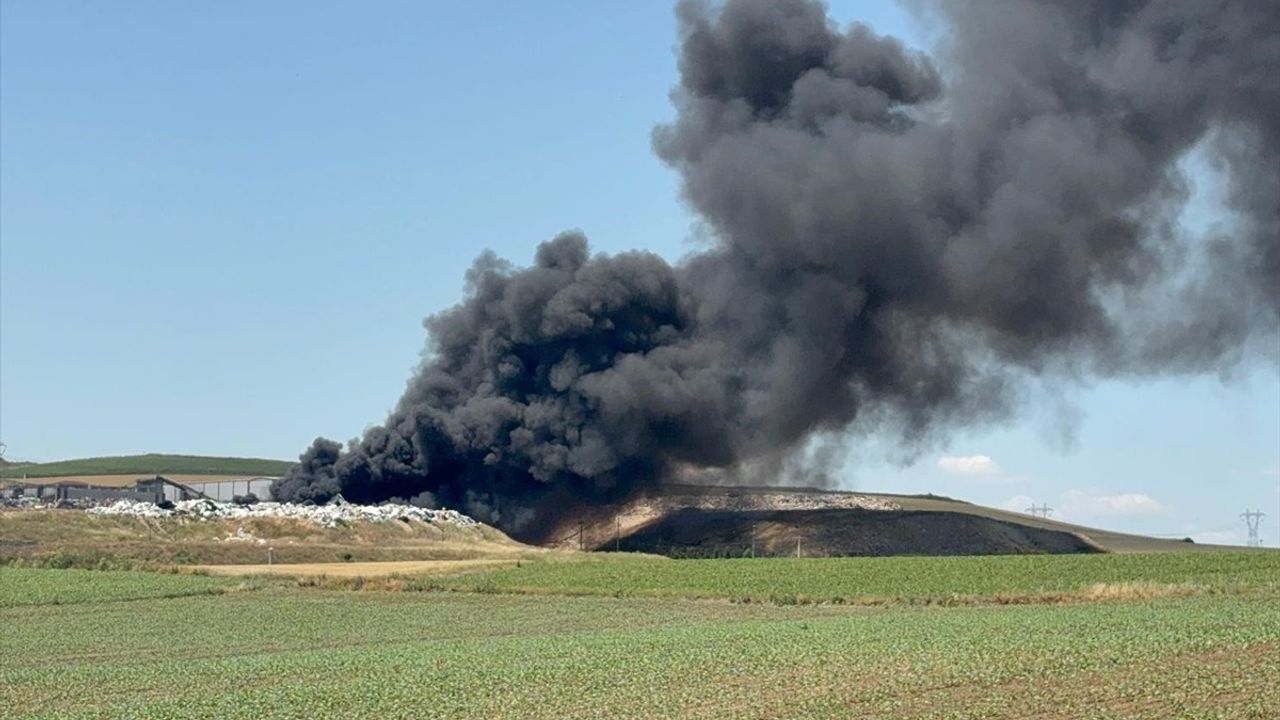 Tekirdağ'da Geri Dönüşüm Alanında Yangın: Müdahale Başarılı