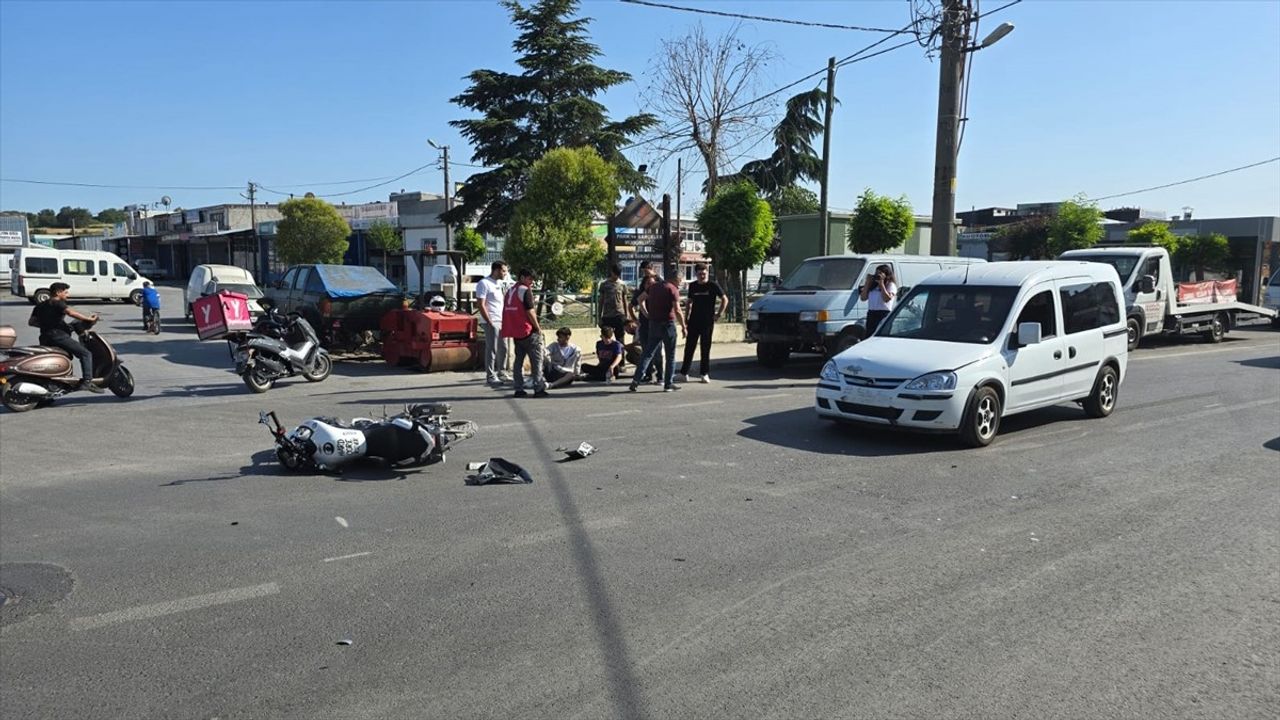 Tekirdağ'da Hafif Ticari Araç ile Motosiklet Çarpıştı: Olay Güvenlik Kamerasında