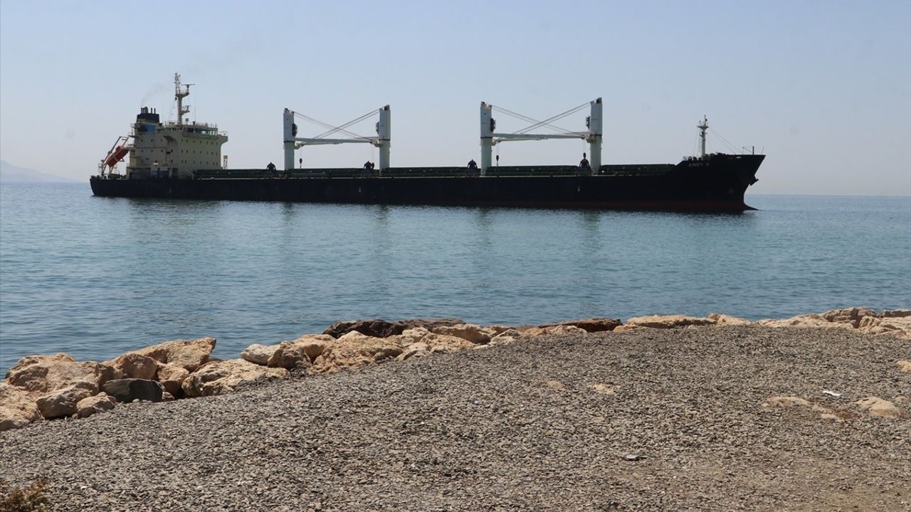 Tekirdağ'da Kuru Yük Gemisi Karaya Oturdu