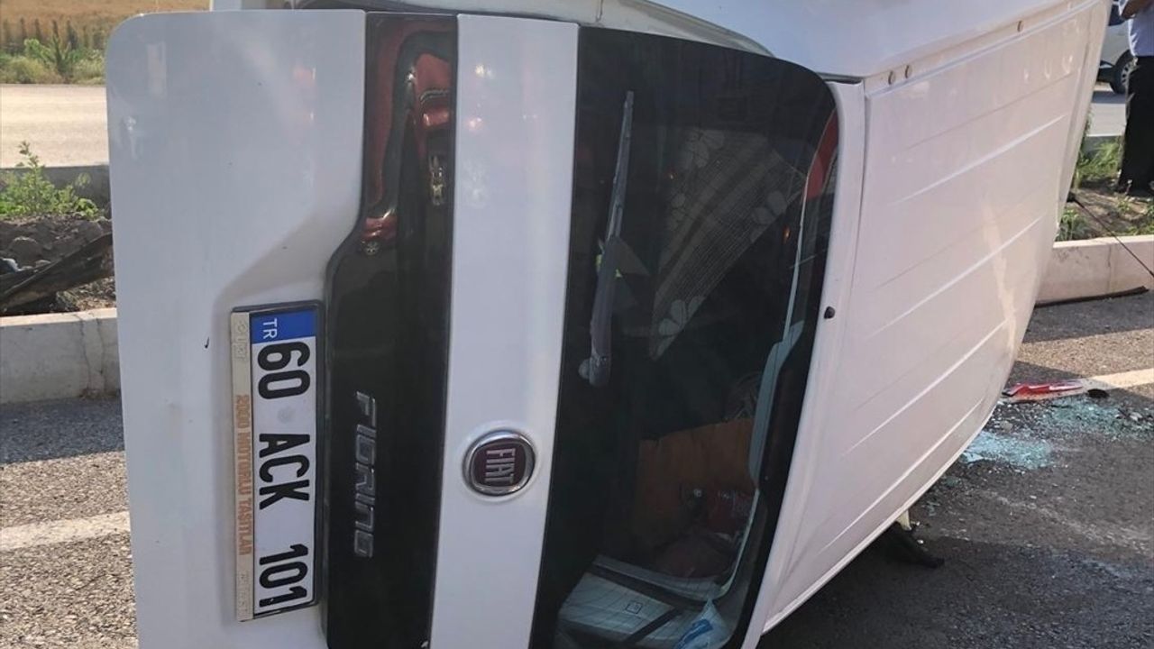 Tokat'ta Hafif Ticari Araç Devrildi: 4 Yaralı