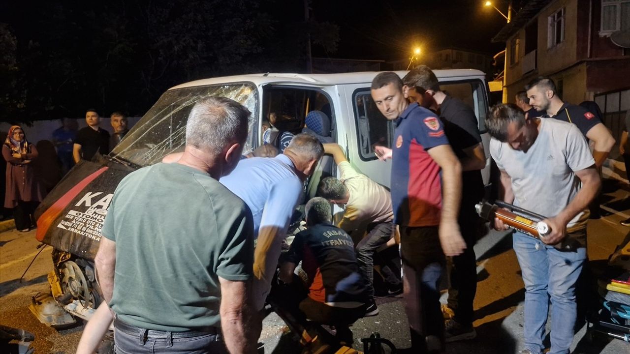 Tokat'ta Pikaba Çarpan Minibüsün Sürücüsü Yaralandı