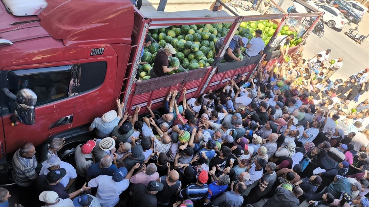 Tokat'ta Üreticiden Vatandaşlara Ücretsiz Karpuz Dağıtımı