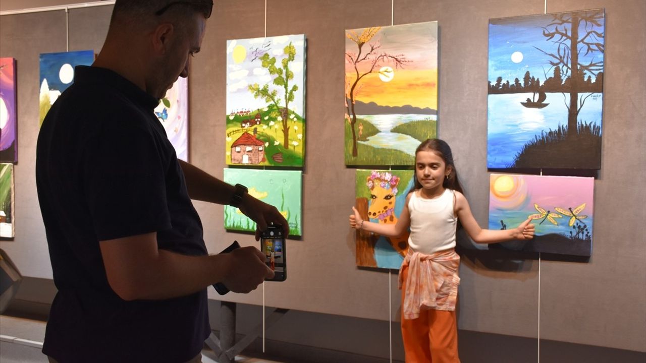 Trabzon'da Çocukların Sanatı Büyülüyor: Dördüncü Karma Sergi Açıldı