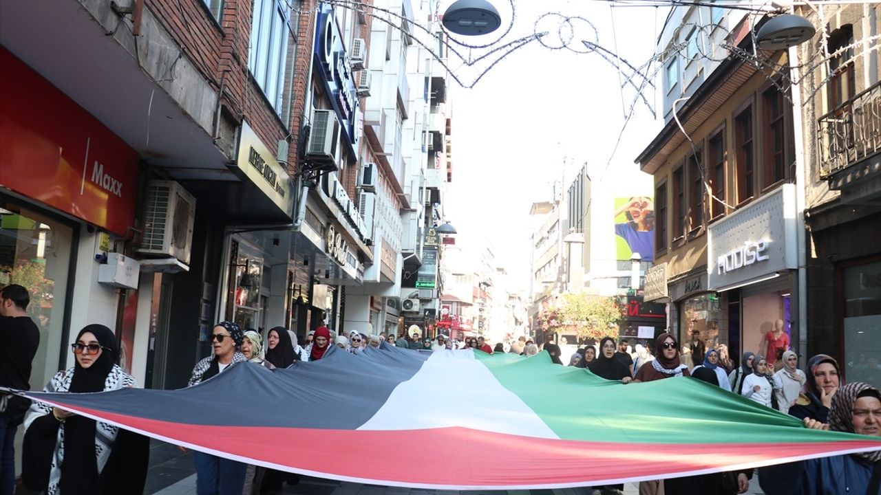 Trabzon'da Gazze'ye Destek İçin Yürüyüş Düzenlendi