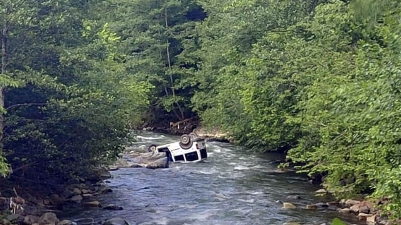 Trabzon'da Hafif Ticari Araç Dereye Devrildi: Karı Koca Hayatını Kaybetti