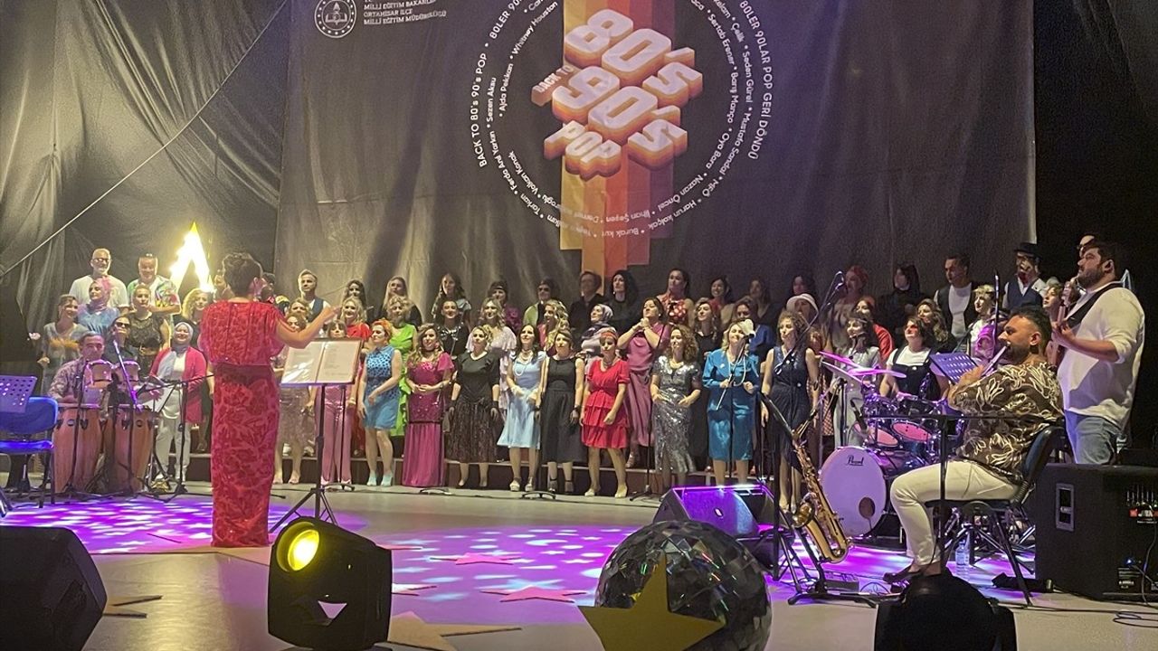 Trabzon'da Öğretmenlerden Oluşan 'Seksenler Doksanlar' Grubu Konser Verdi