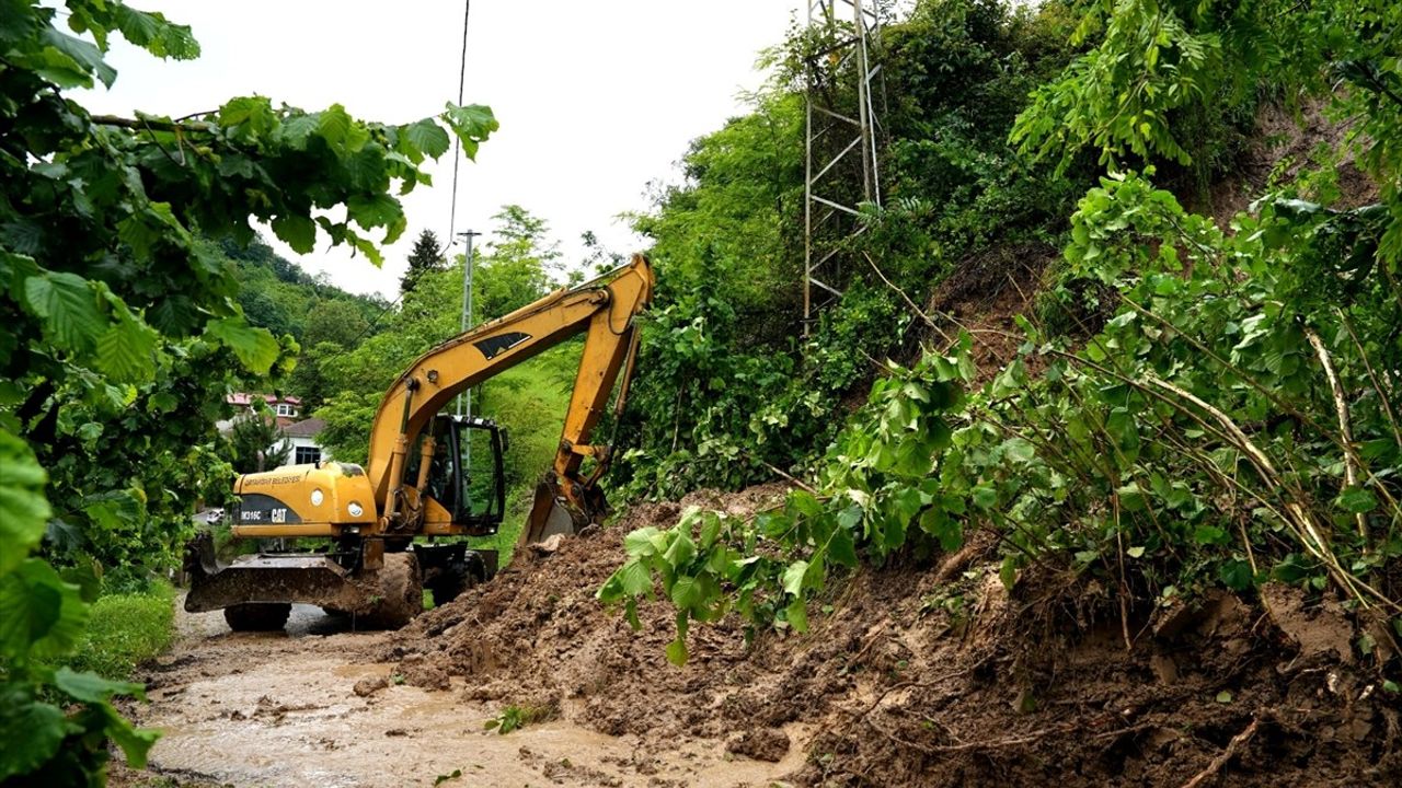 Trabzon'da Sağanak Hayatı Olumsuz Etkiledi: Ekipler Seferber Oldu