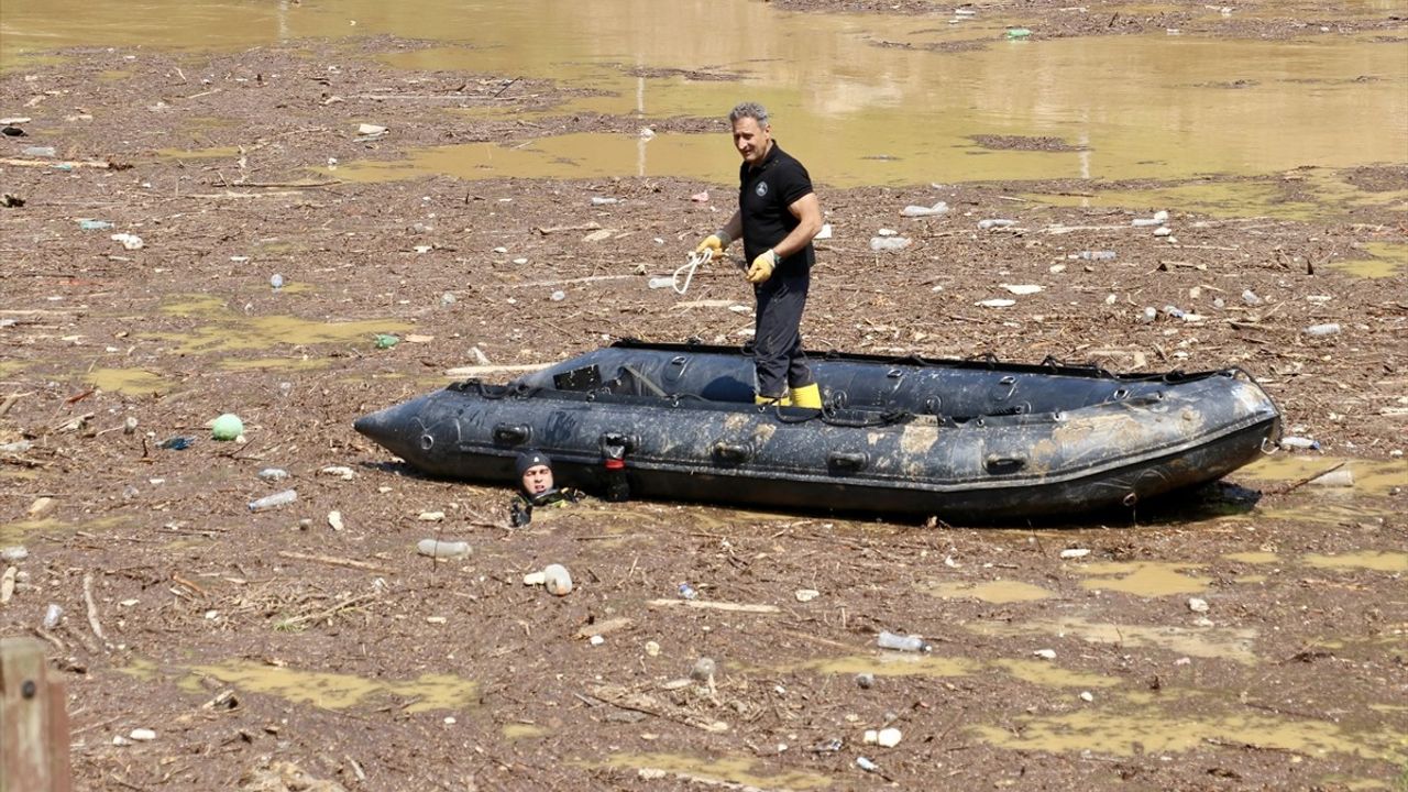 Trabzon'da Sel Sonrası Temizlik ve Arama Çalışmaları Devam Ediyor
