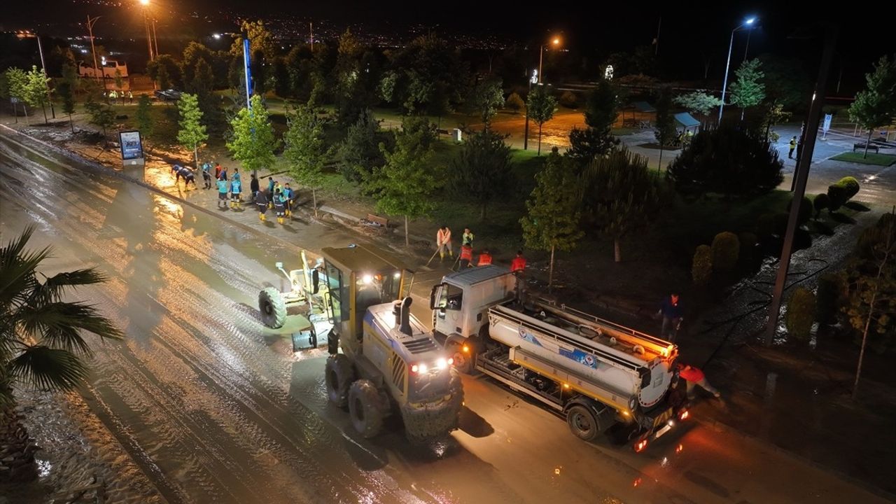 Trabzon'da Sel Temizliği: 184 Personel ve 165 Araçla Yoğun Çaba