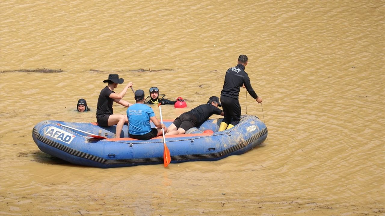 Trabzon'da Taşkın Felaketi: Kaybolan Hüseyin Aydın İçin Arama Çalışmaları Devam Ediyor