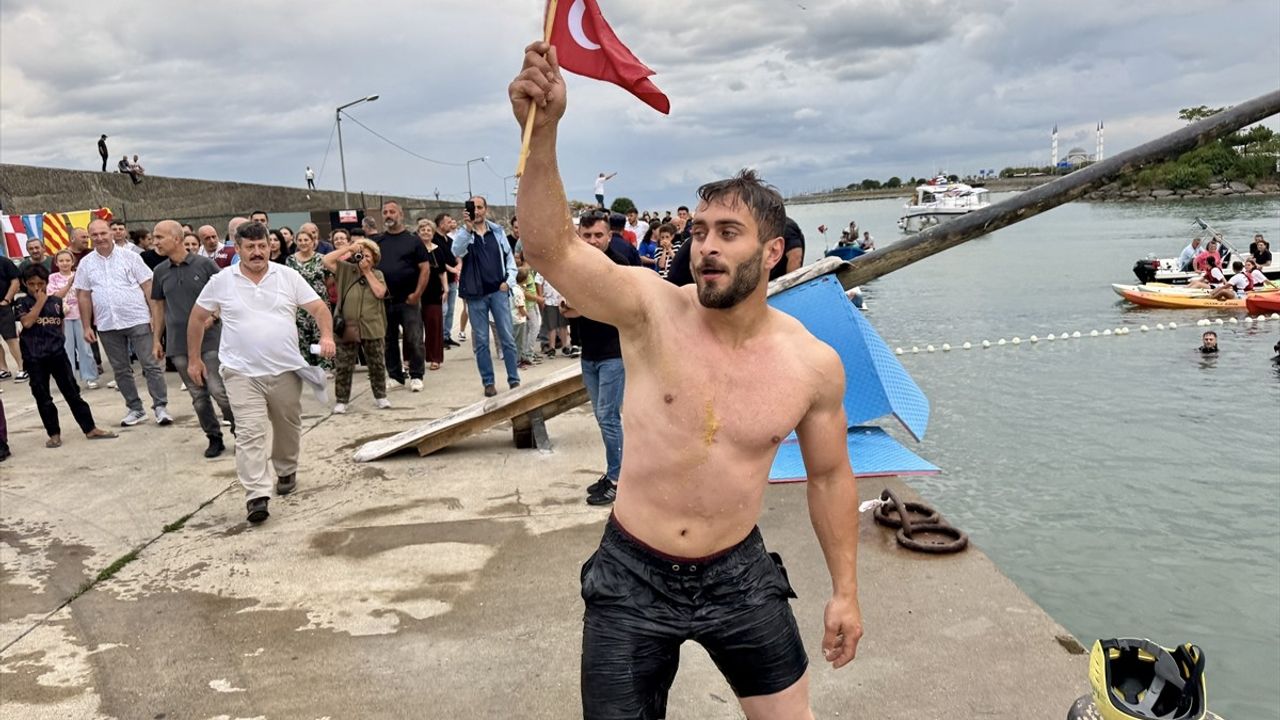 Trabzon'da Yağlı Direk Yarışması Renkli Görüntülerle Kutlandı