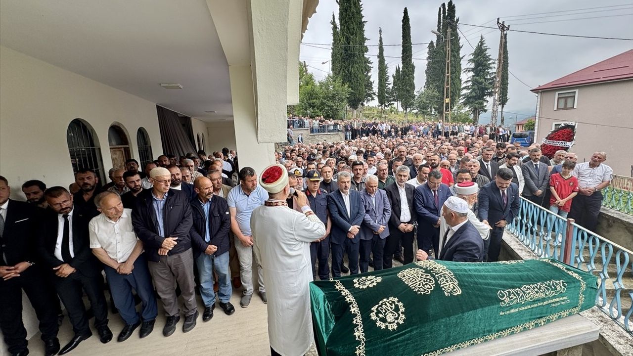 Trabzon'daki Selde Hayatını Kaybeden Hüseyin Aydın Toprağa Verildi