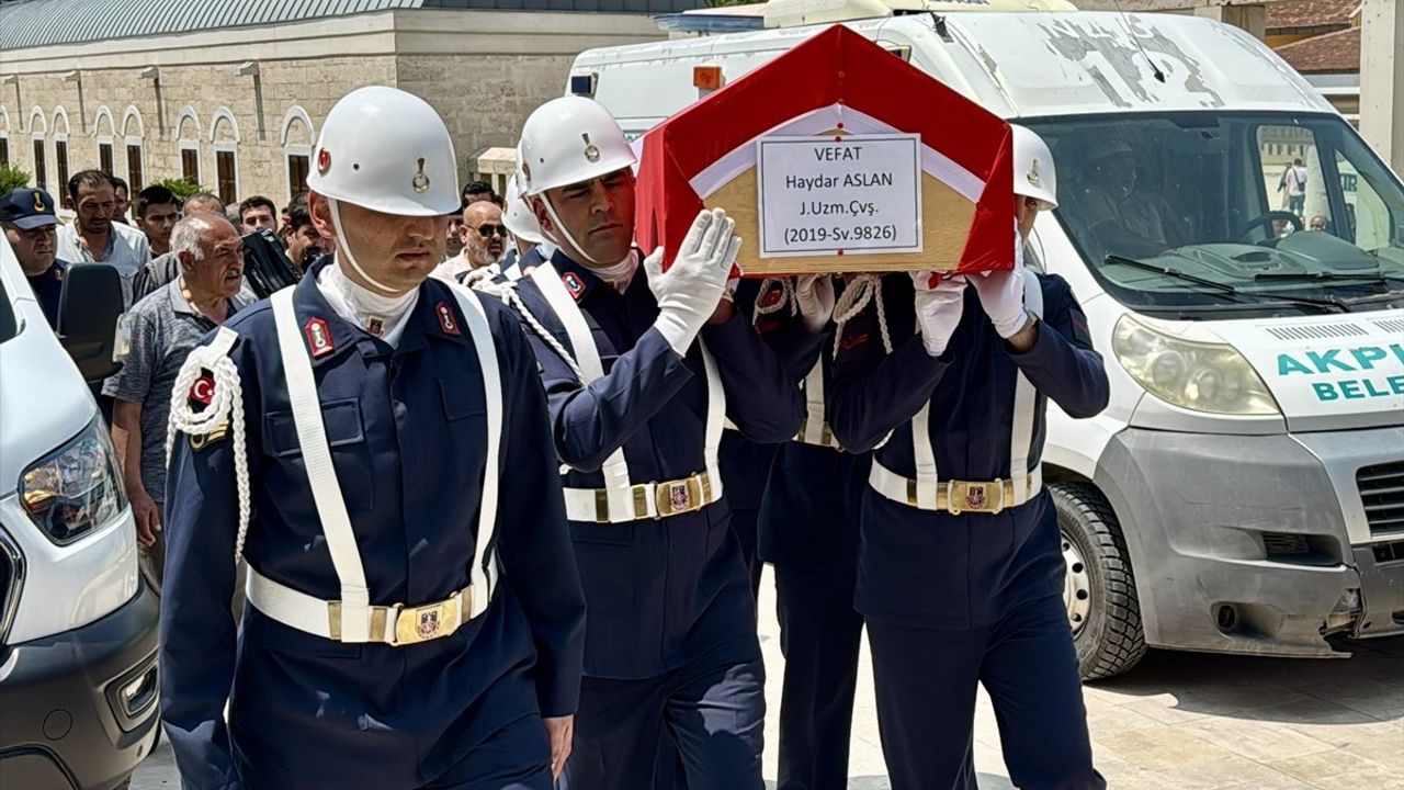 Trafik Kazasında Hayatını Kaybeden Jandarma Uzman Çavuş Haydar Aslan Kırşehir'de Defnedildi