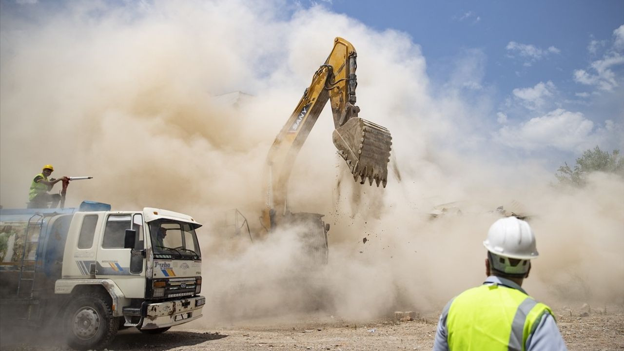 Tunceli'de Depreme Dayanıksız Binaların Yıkım Çalışmaları Devam Ediyor