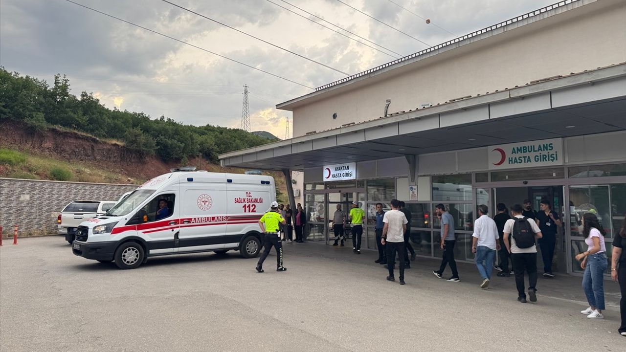 Tunceli'deki Motosiklet Kazası: Polis Memuru ve Yaya Yaralandı