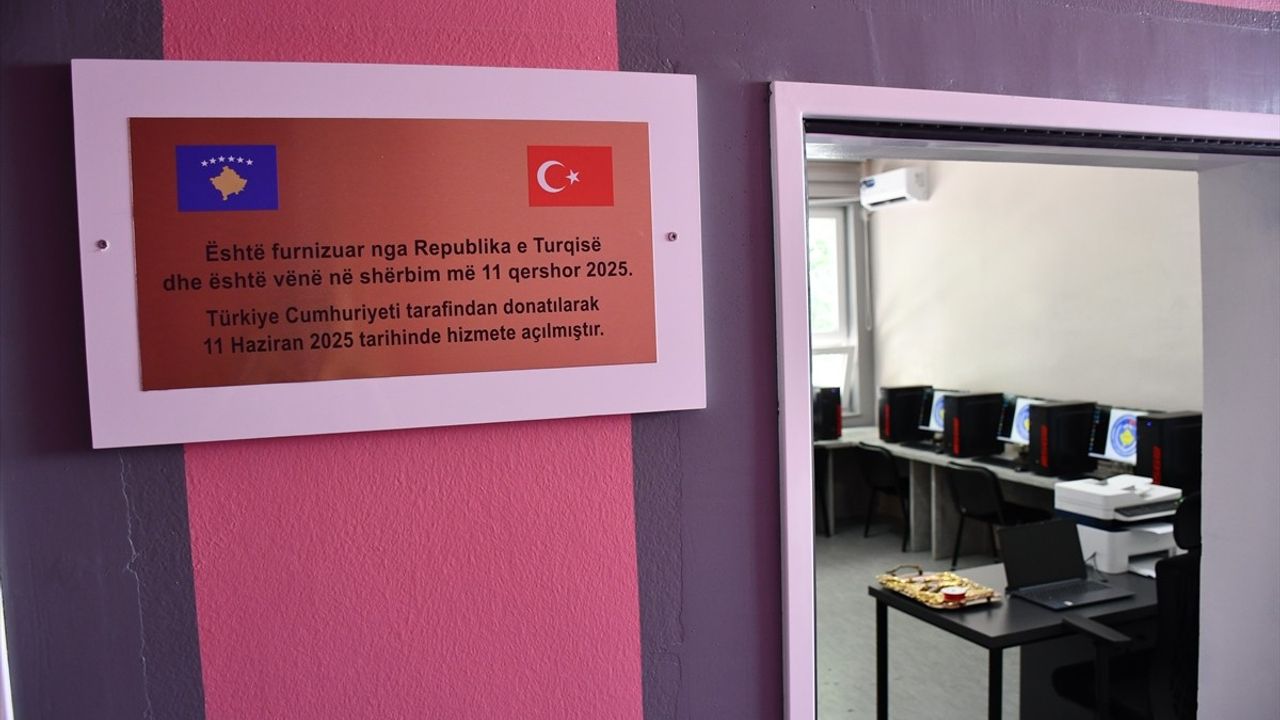 Türk Askeri Kosova'da Eğitim İçin Bilgisayar Dershanesi Kurdu