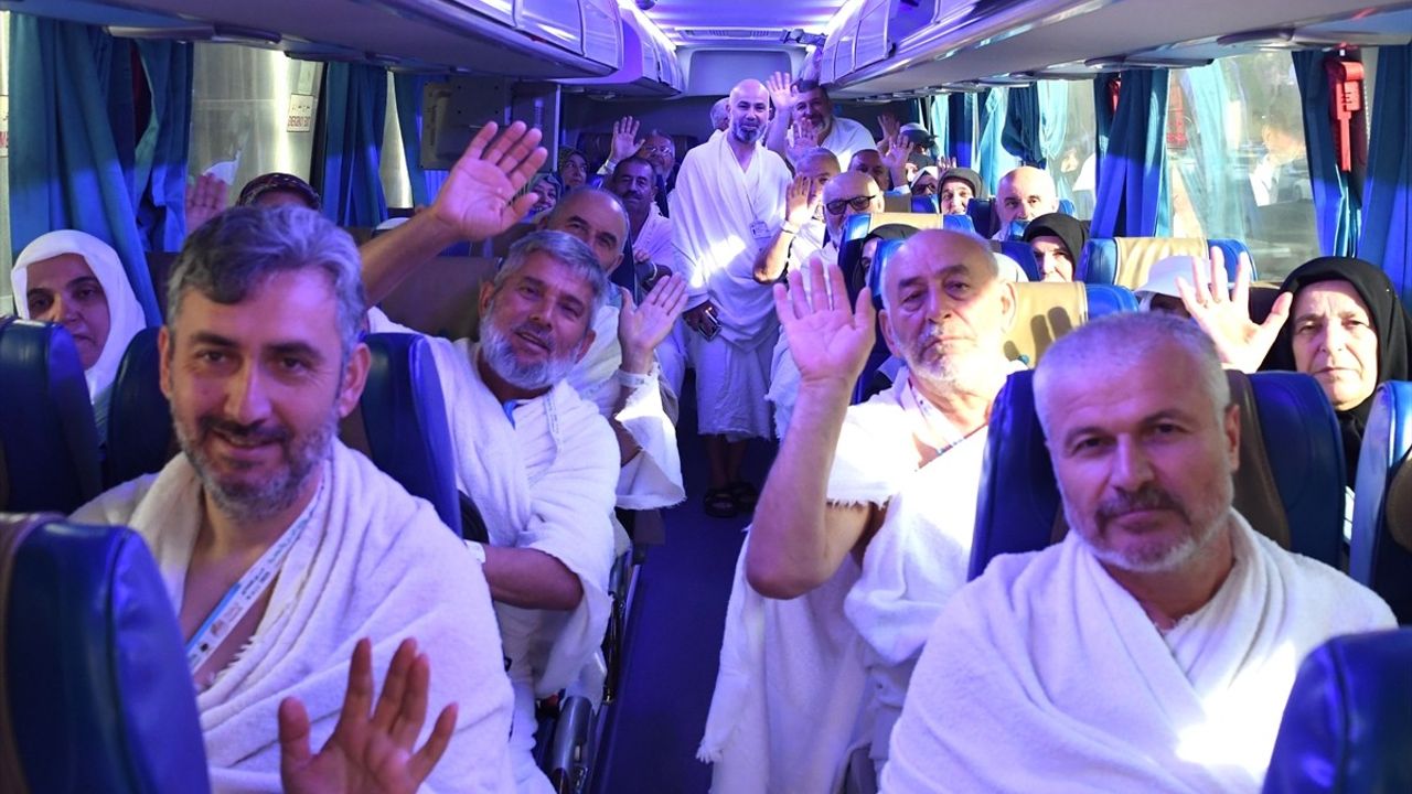 Türk Hacı Adaylarının Arafat’a İntikali Başladı