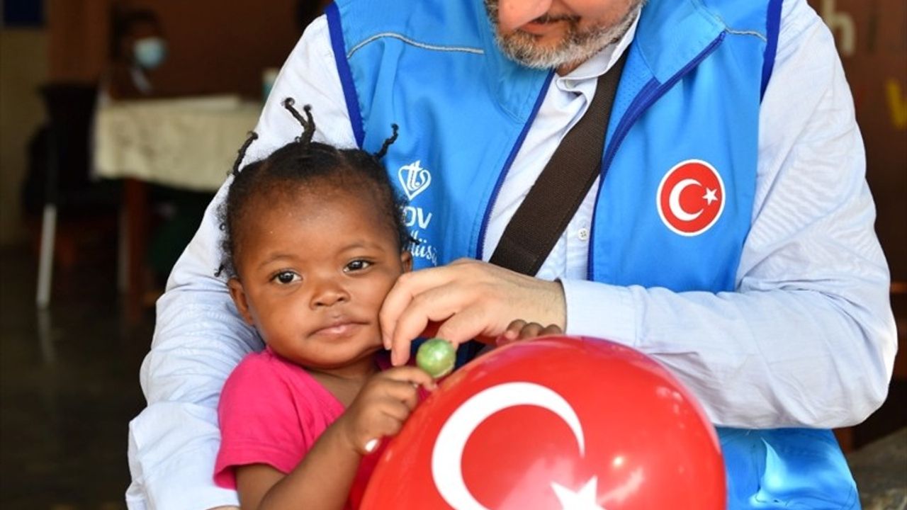 Türk Hayırseverler Mozambik'teki Yetimlere Yardım Ulaşımında Bulundu