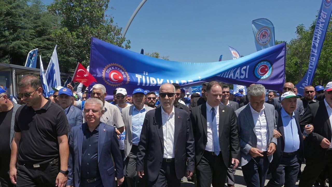 TÜRK-İŞ, Hazine ve Maliye Bakanlığı Önünde Güçlü Bir Miting Düzenledi