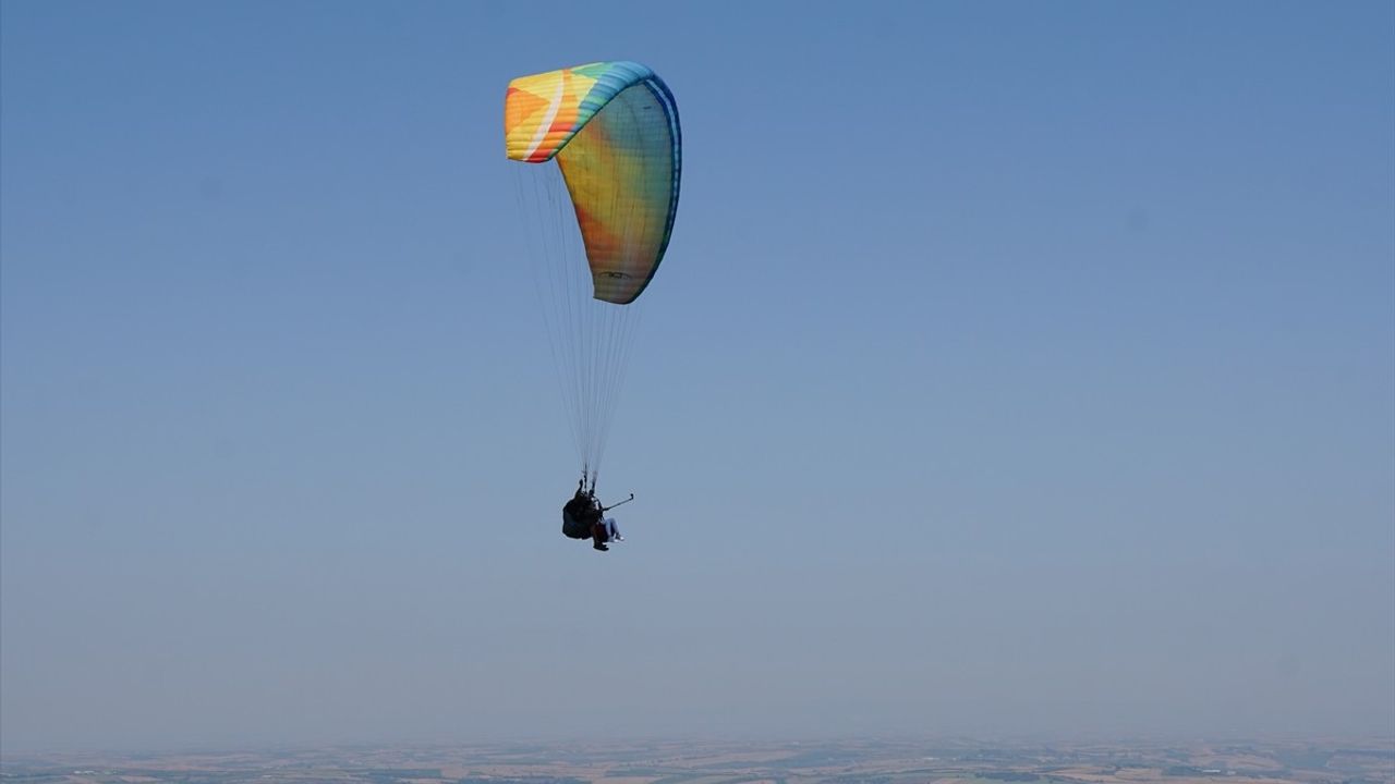 Uçmakdere'de Yamaç Paraşütü Coşkusu Bayramda Zirveye Ulaştı