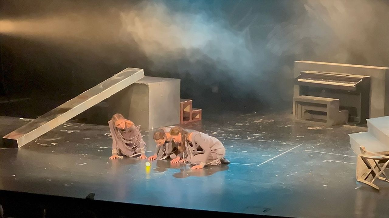 Ukrayna İlk Akademi Çocuk ve Gençlik Tiyatrosu Antalya'da İlk Performansını Gerçekleştirdi