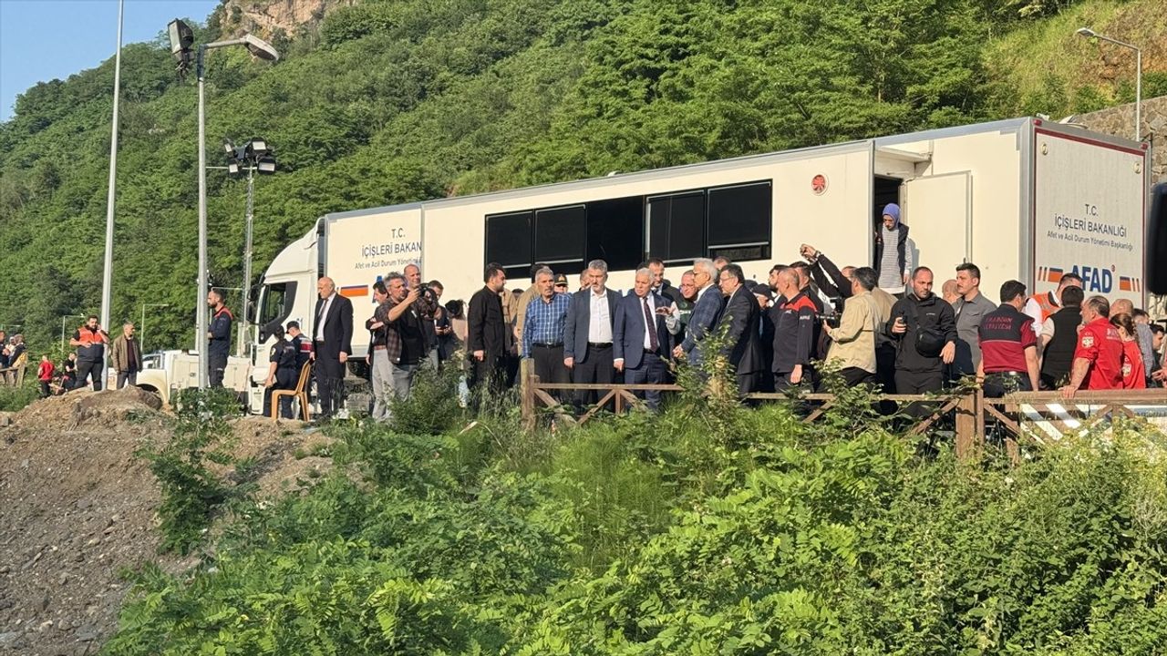 Ulaştırma Bakanı Uraloğlu, Trabzon'da Sel İncelemelerini Sürdürüyor