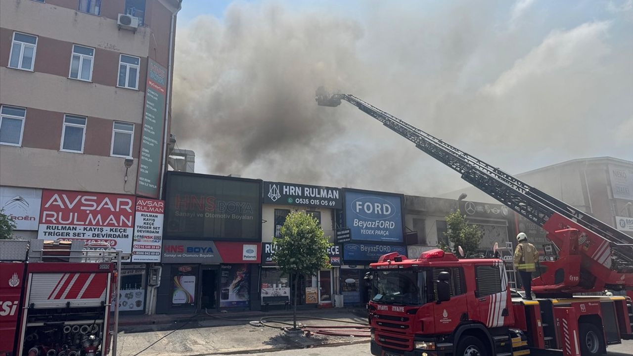 Ümraniye Oto Sanayi Sitesinde Yangın: İtfaiye Ekipleri Olay Yerinde
