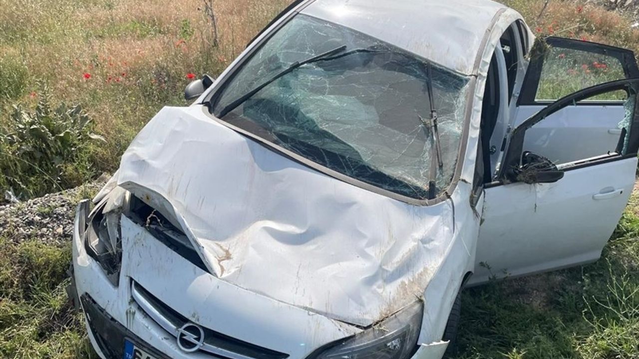 Uşak'ta Devriyle 4 Yaralı: Otomobil Kaza Geçirdi