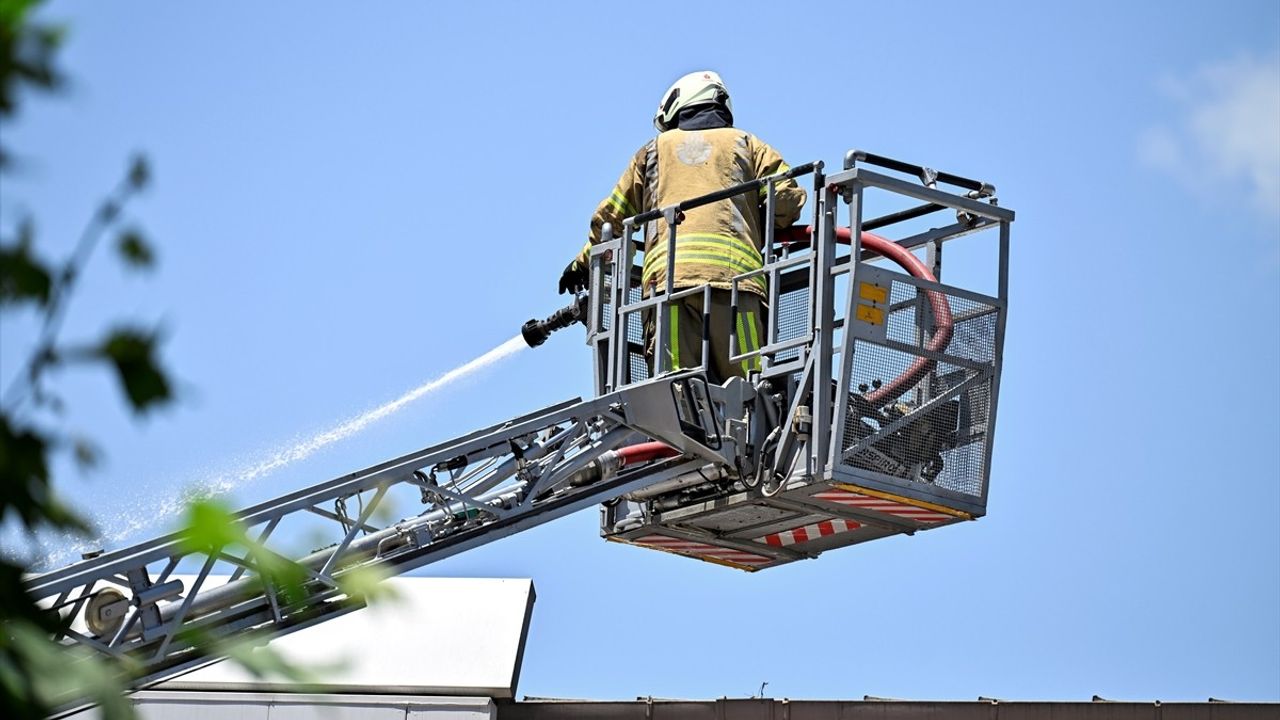 Üsküdar'daki Sosyal Tesis Yangını Söndürüldü