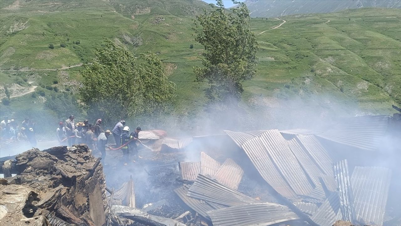 Van'da Ev Yangınında 14 Yaşındaki Çocuk Hayatını Kaybetti