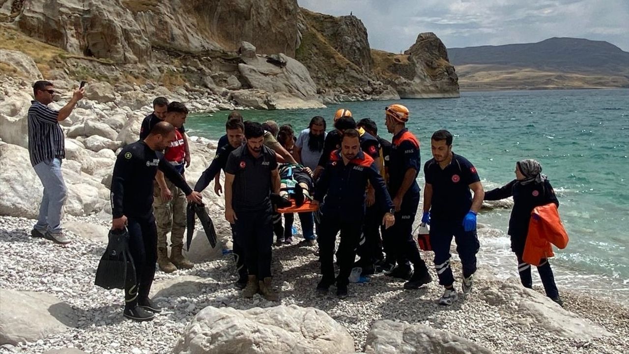 Van'da Gölde Serinleyen Genç Boğuldu