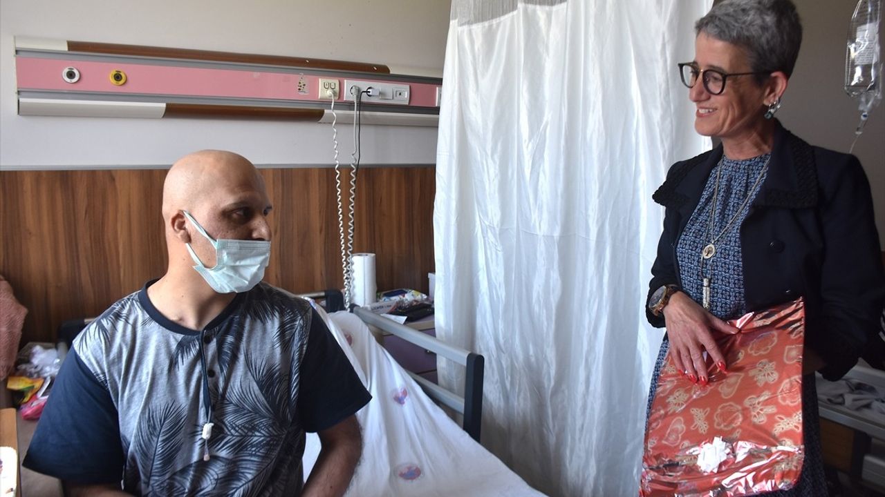 Van'da Hastalar Bayramda Unutulmadı: Gönüllüler Moral Verdi