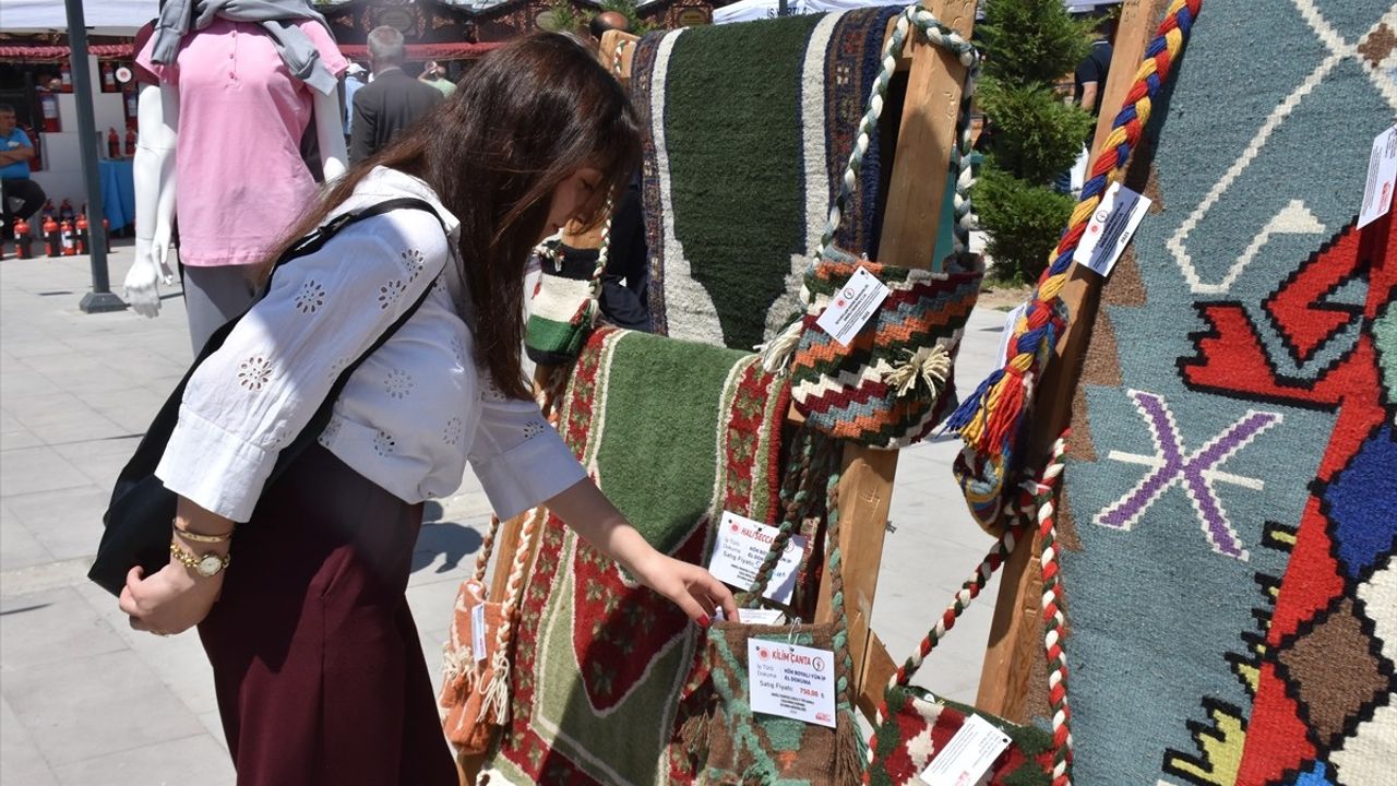 Van'da İşyurtları Ürün ve El Sanatları Fuarı Açıldı