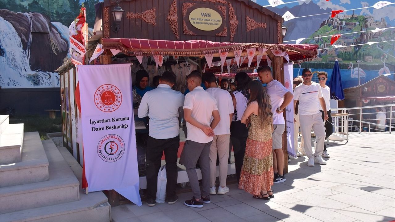 Van'da İşyurtları Ürün ve El Sanatları Fuarı Devam Ediyor
