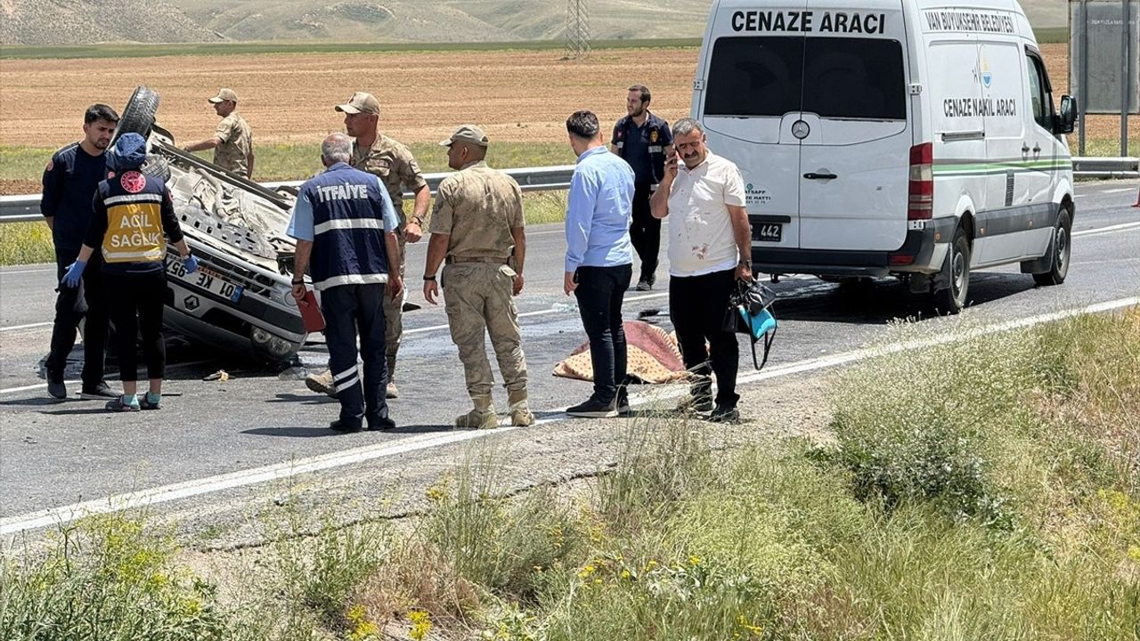 Van'da Mezuniyet Törenine Giden Otomobilde Kaza: 1 Ölü, 4 Yaralı