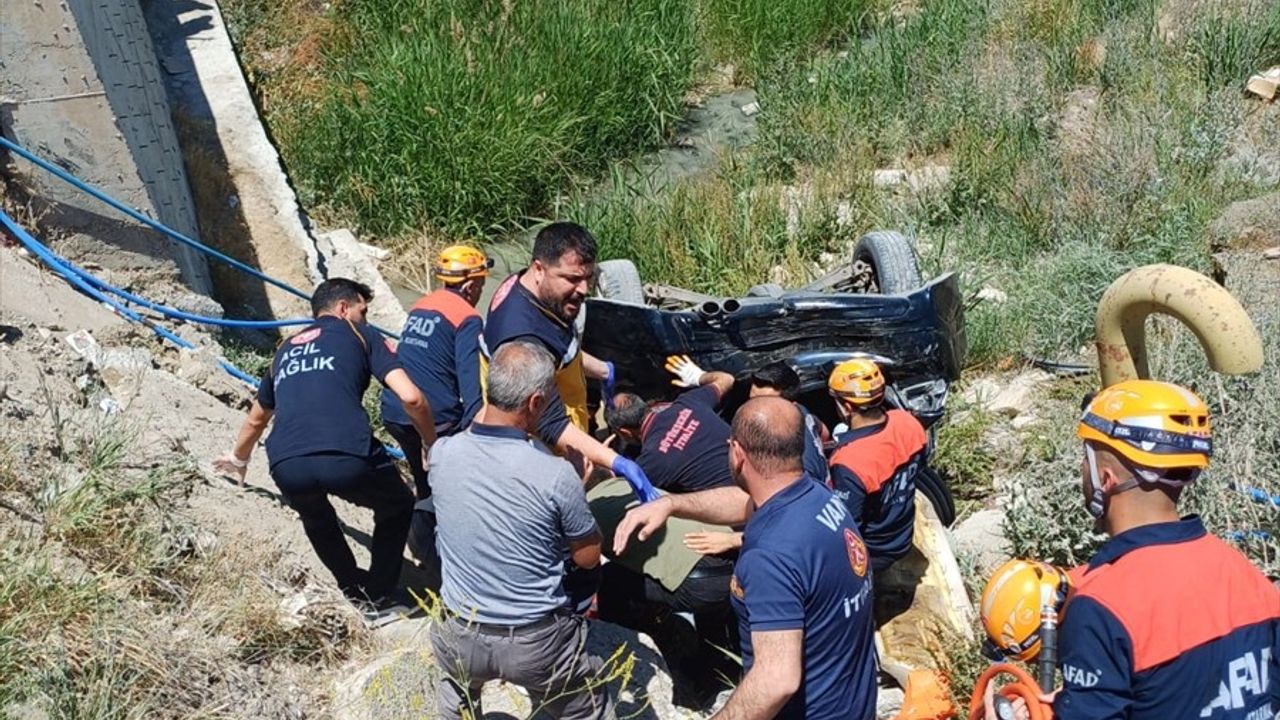 Van'da Otomobil Kazası: 5 Yaralı