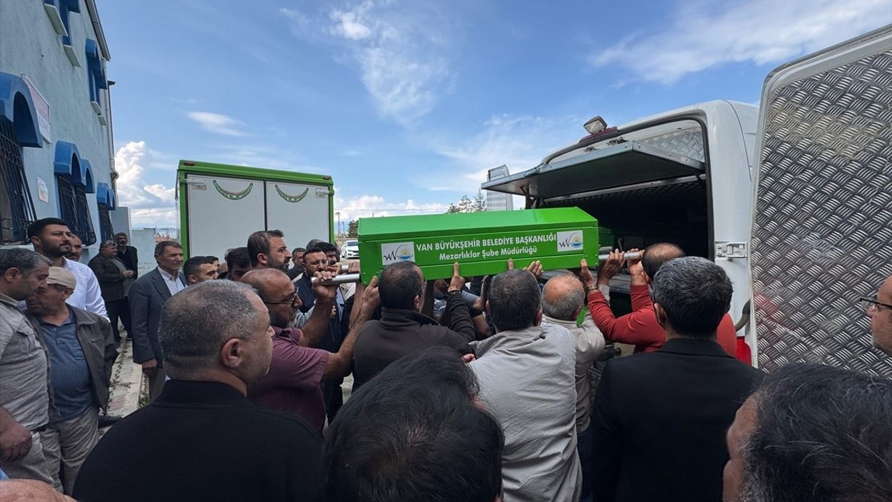 Van'da Otomobil Kazasında Hayatını Kaybeden Aile Toprağa Verildi