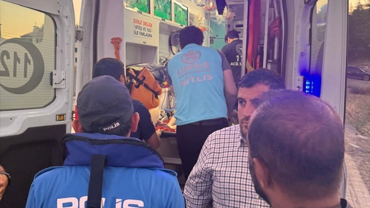 Van Gölü'nde Can Simidiyle Yüzen Genç Kurtarıldı