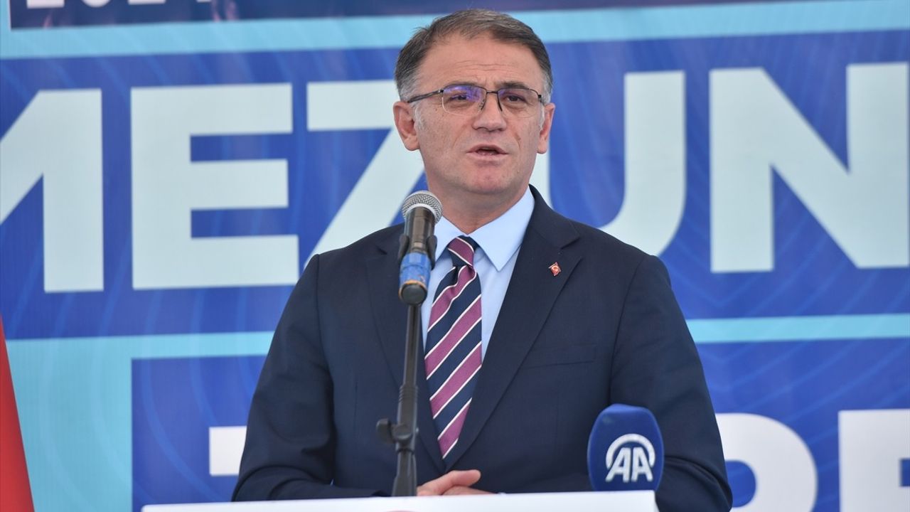 Van YYÜ'de Mezuniyet Coşkusu: Yaklaşık 6 Bin Öğrenci Diplomalarını Aldı