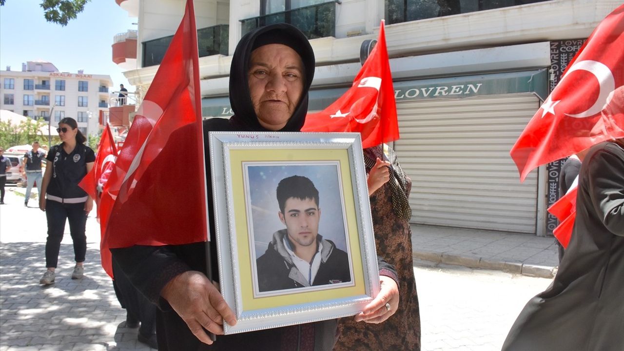 Vanlı Aileler, DEM Parti Önünde Eylemlerine Devam Ediyor