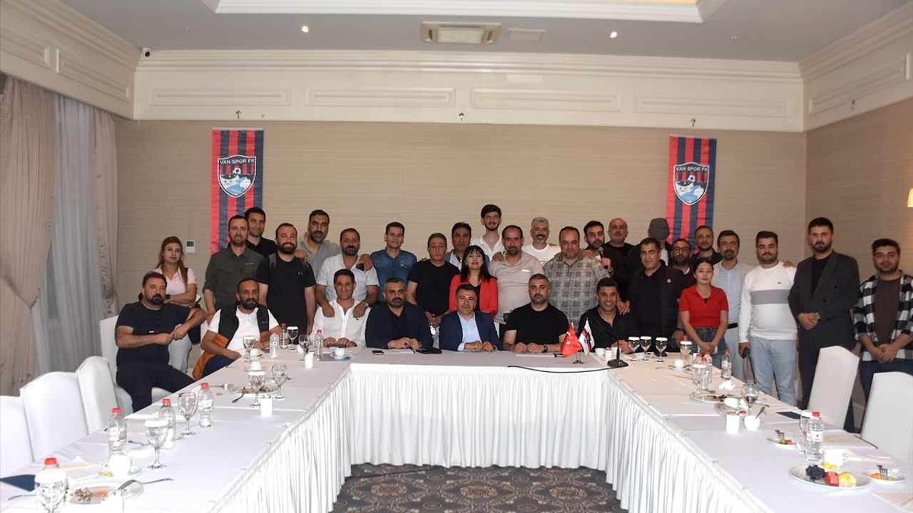 Vanspor FK Başkanı Erol Temel, Basınla Bir Araya Geldi