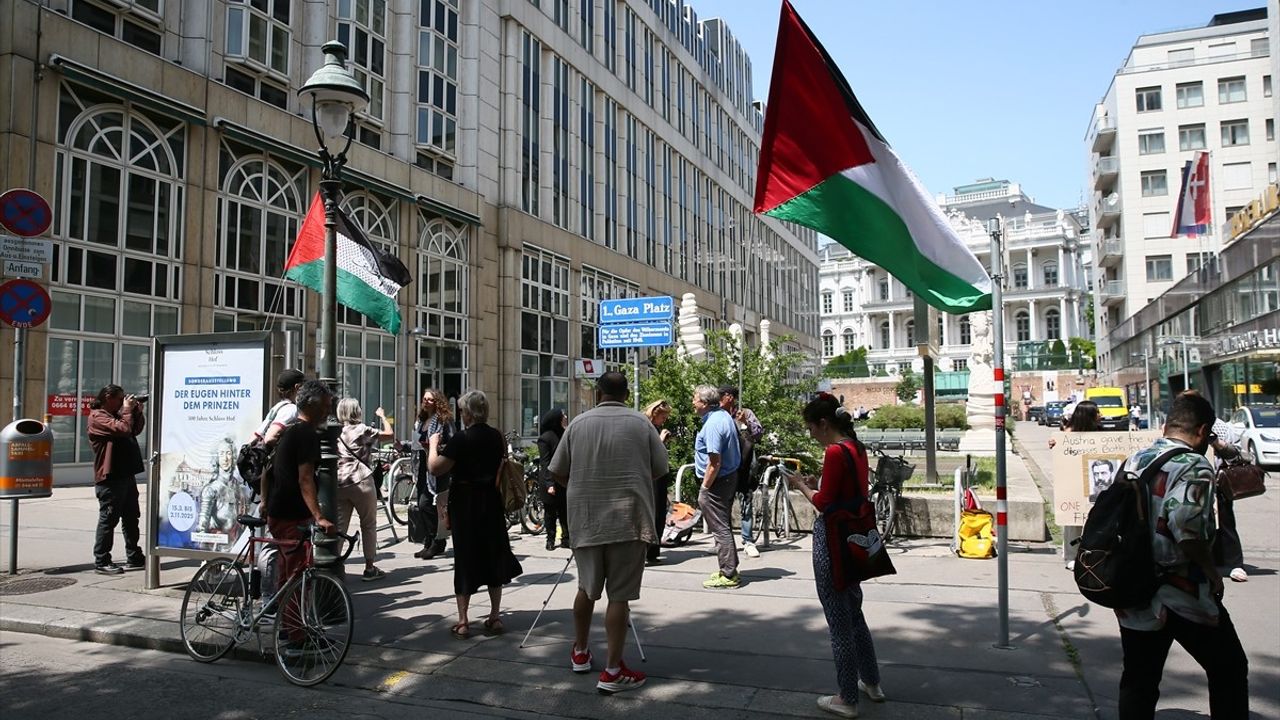 Viyana'da Siyonizm Karşıtları Theodor Herzl Meydanı'nın Adını Gazze Olarak Değiştirdi